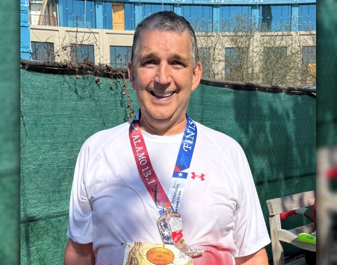 Jim llevando una medalla